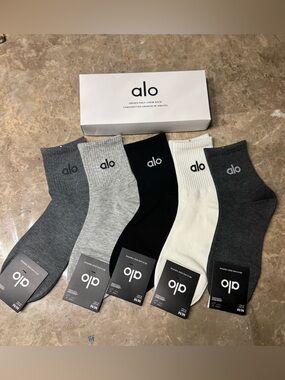 New Women’s Alo socks
New in box and with tags 
5 pairs size Medium